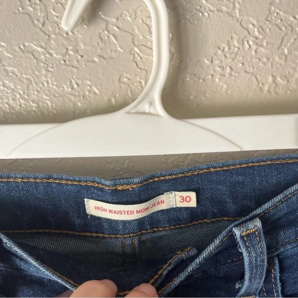 Levi's Jeans Women's 30 High Waisted Mom Jeans in Winter Cloud Wash - Picture 7 of 9